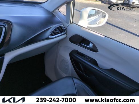 Used 2018 Chrysler Pacifica Touring-L Plus image 15