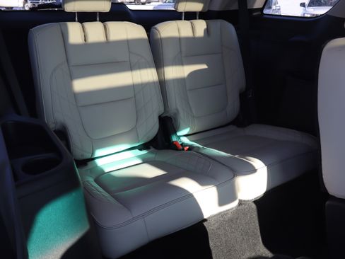 Used 2017 Ford Explorer Platinum image 12