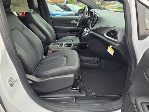 New 2027 Chrysler Pacifica Select FWD image 43