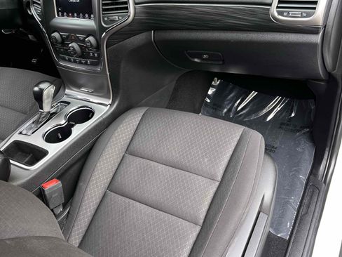 Used 2020 Jeep Grand Cherokee Laredo image 24
