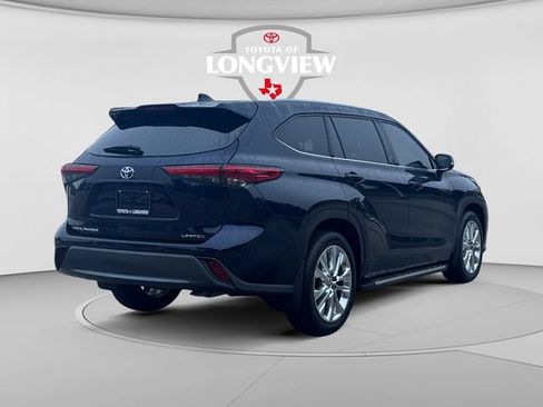 Used 2023 Toyota Highlander Limited FWD image 5