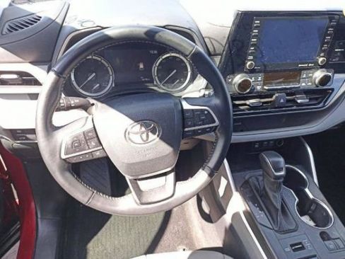 Used 2022 Toyota Highlander XLE AWD/4WD image 6