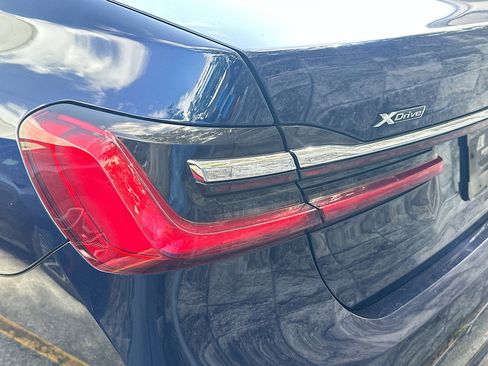 Used 2022 BMW 750i xDrive w/ Luxury Rear Seating Package image 9