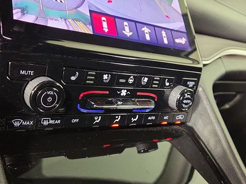 Used 2023 Jeep Grand Cherokee Limited w/ Luxury Tech Group II AWD/4WD image 21