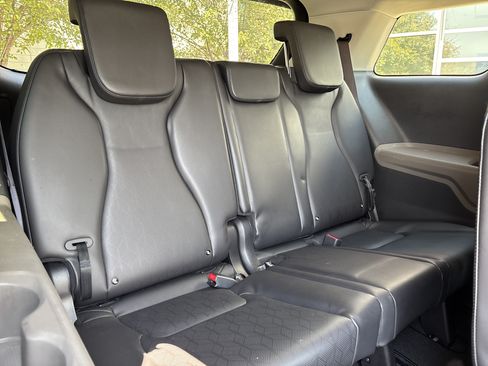 Used 2025 Kia Carnival FWD image 32