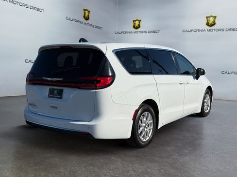 Used 2023 Chrysler Pacifica Touring-L image 5