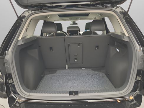 Certified 2025 Volkswagen Taos SE image 31