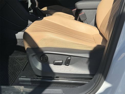 Used 2022 Volkswagen Tiguan SE image 13