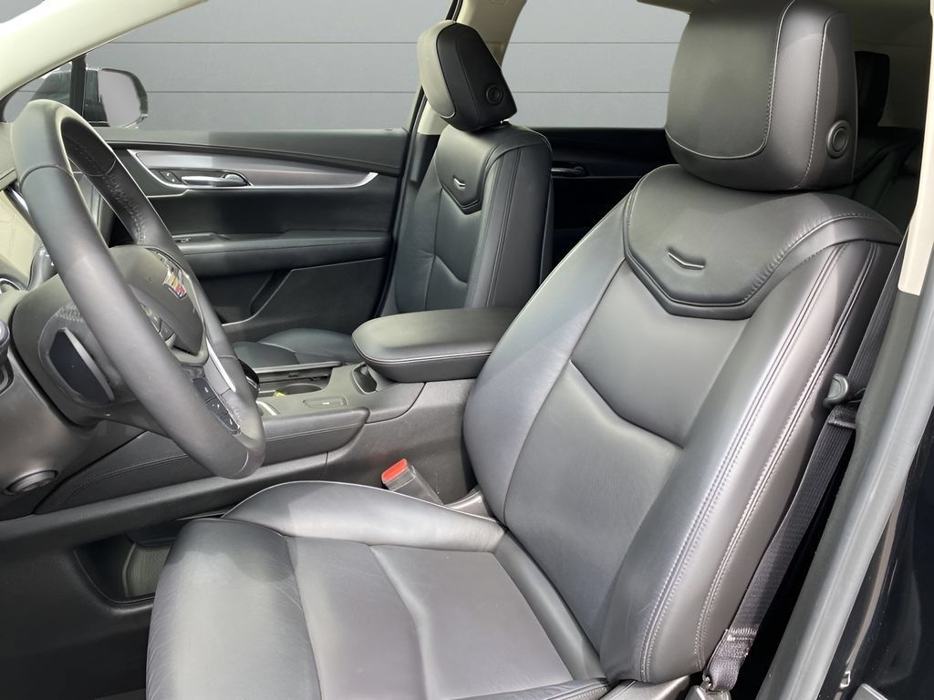 Used 2018 Cadillac XT5 Luxury w/ LPO, Sport Package FWD image 12