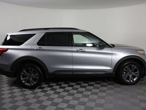 Used 2021 Ford Explorer XLT w/ Equipment Group 202A AWD/4WD image 9