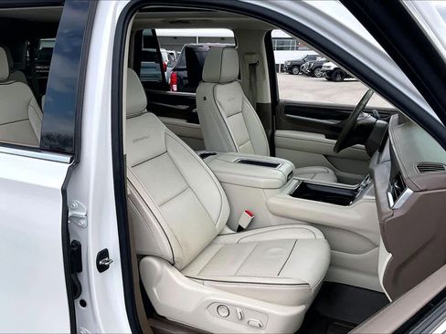 Used 2021 GMC Yukon Denali w/ Denali Premium Package image 8