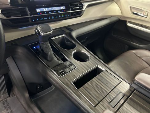 Used 2023 Toyota Sienna Platinum AWD/4WD image 19