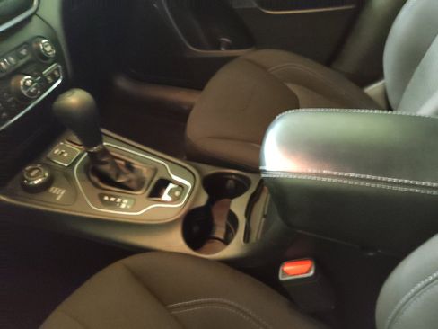 Used 2020 Jeep Cherokee Latitude AWD/4WD image 26