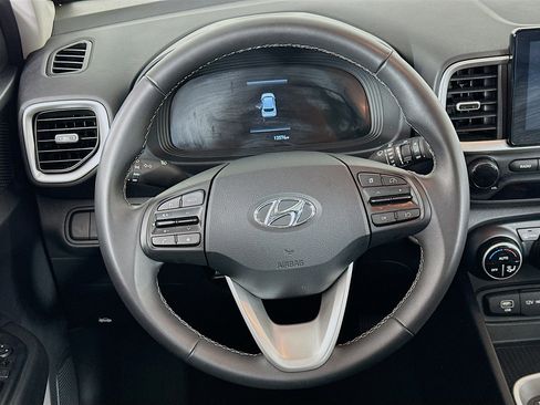 Used 2025 Hyundai Venue SEL image 18
