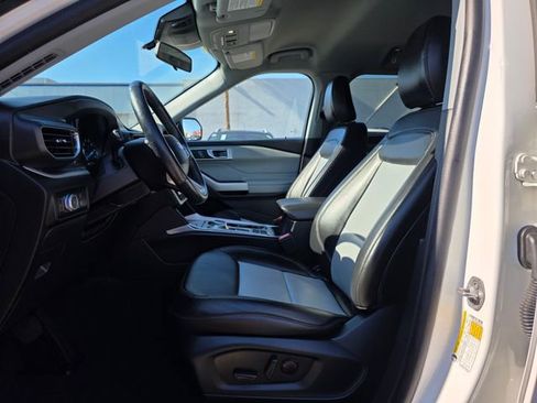 Used 2022 Ford Explorer XLT image 13