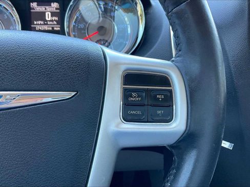 Used 2014 Chrysler Town & Country Touring image 23