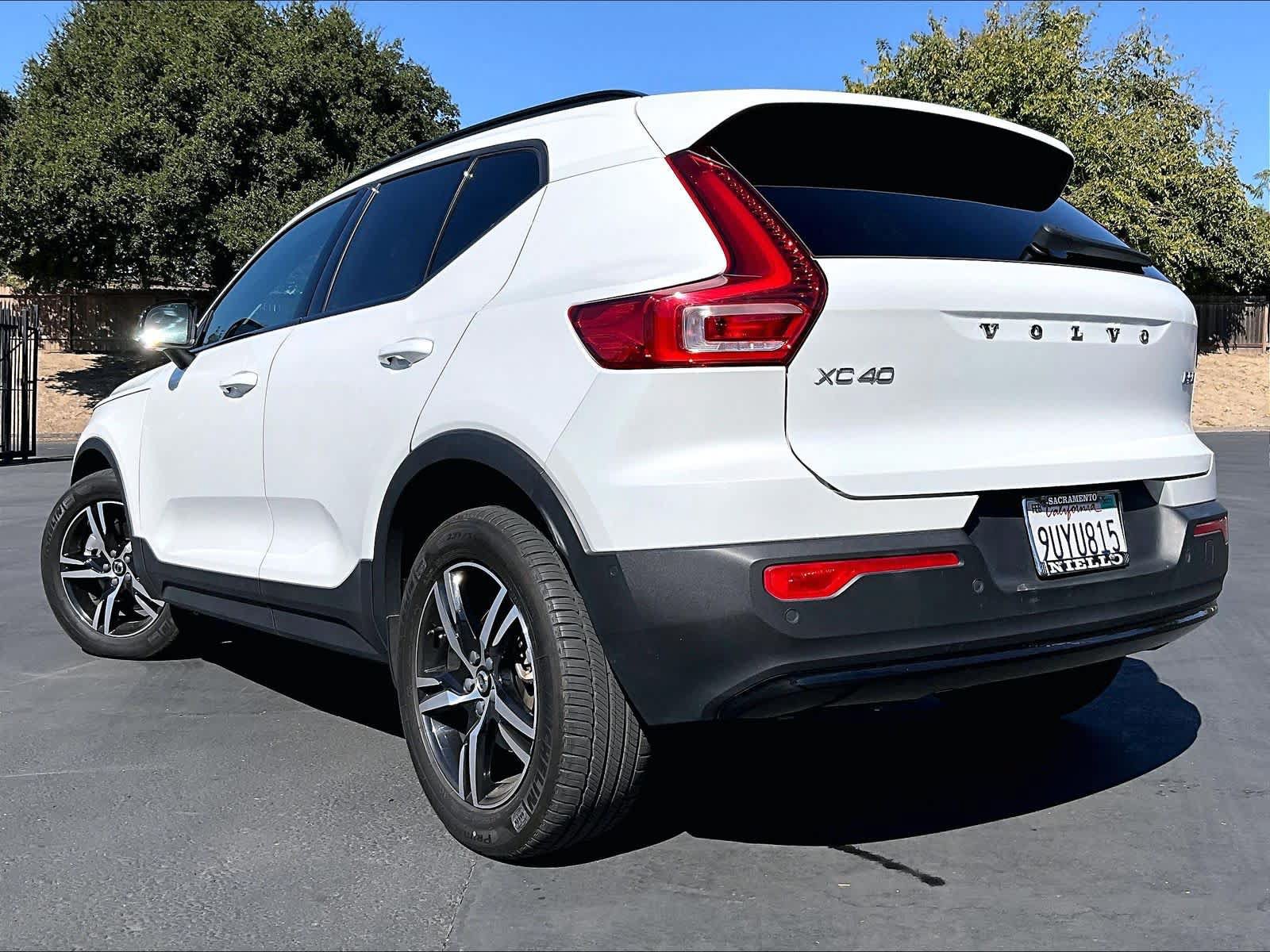 Used 2023 Volvo XC40 B5 Plus AWD/4WD image 2