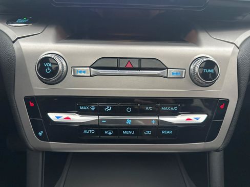 Used 2021 Ford Explorer XLT w/ Equipment Group 202A AWD/4WD image 19