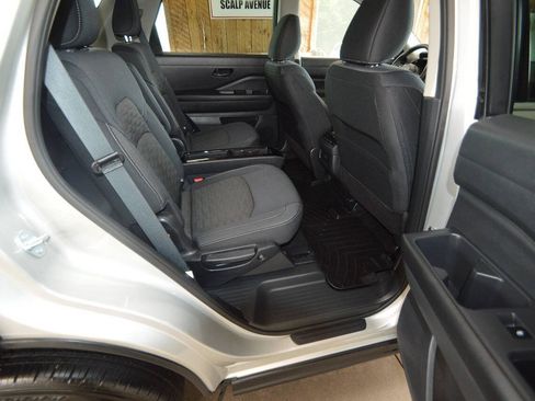 Used 2025 Nissan Pathfinder SV w/ SV Premium Package AWD/4WD image 12