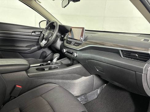 Used 2025 Nissan Altima 2.5 SV FWD image 31