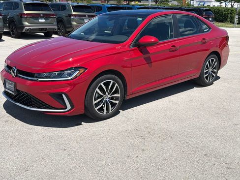 Certified 2025 Volkswagen Jetta SE FWD image 3