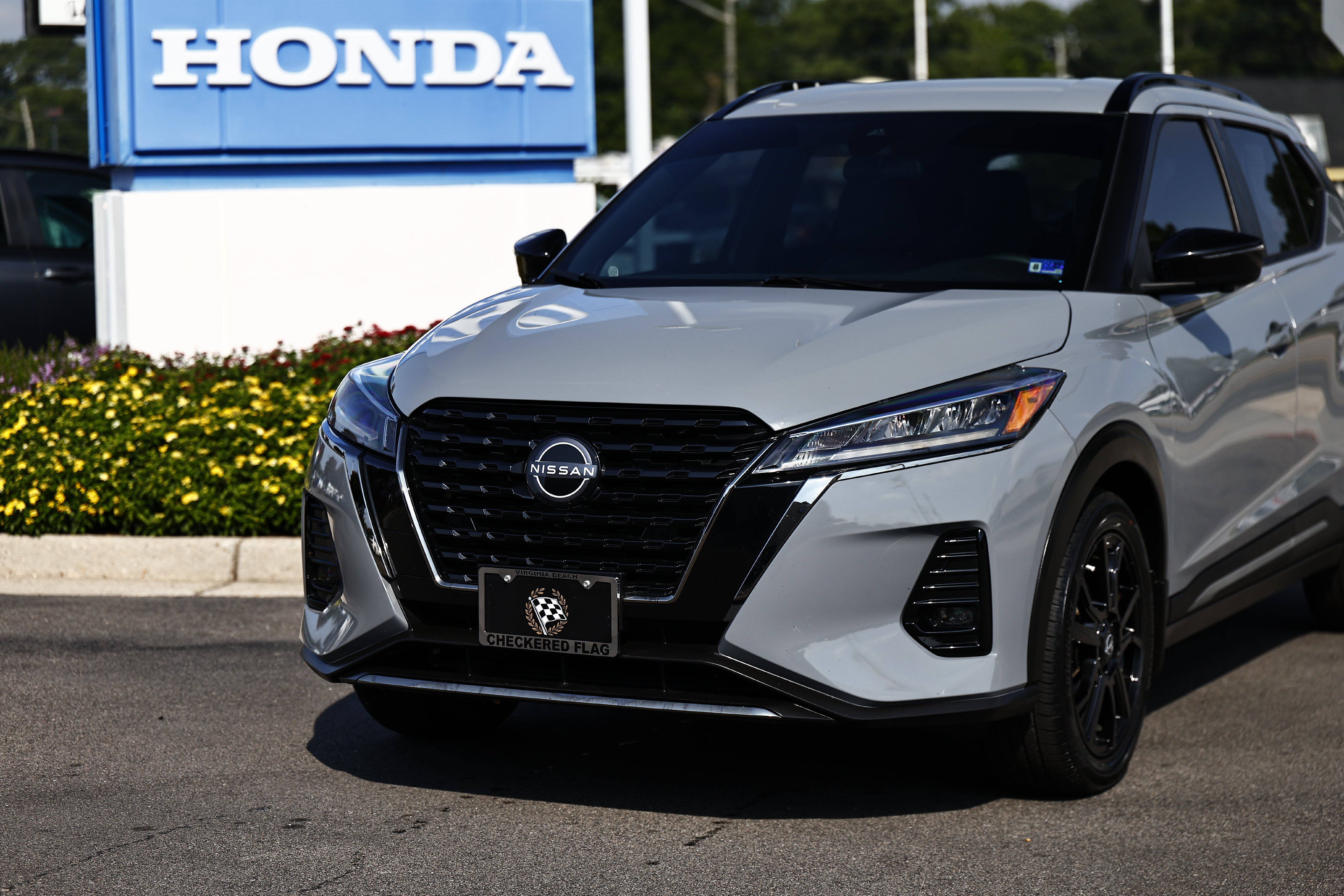 Used 2024 Nissan Kicks SR w/ SR Premium Package FWD image 2
