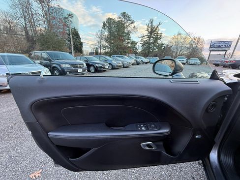 Used 2015 Dodge Challenger SXT Plus w/ Driver Convenience Group image 19