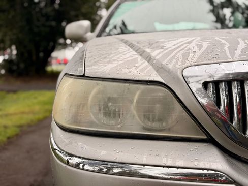 Used 2005 Lincoln Town Car Signature image 11