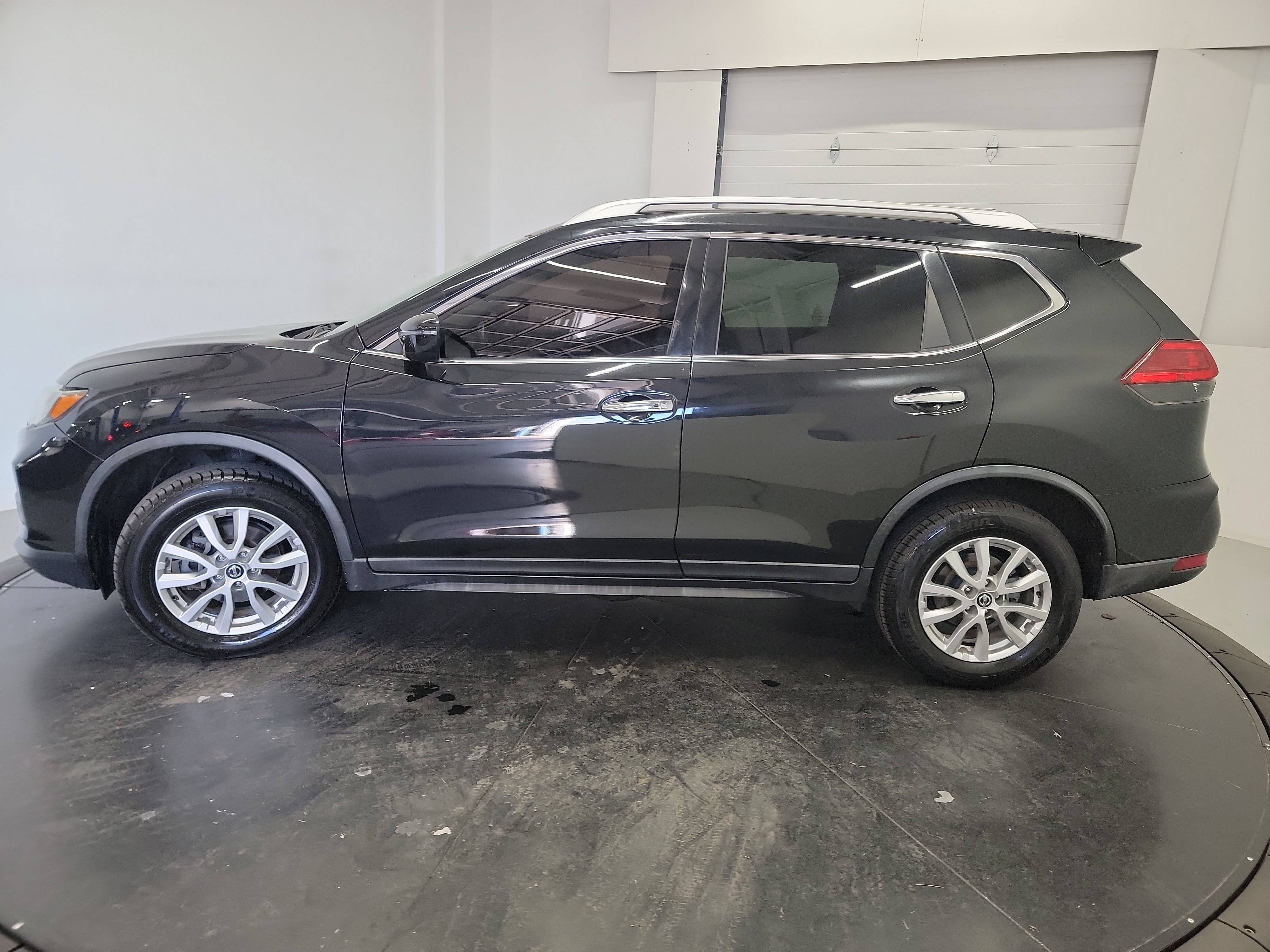 Used 2017 Nissan Rogue SV AWD/4WD image 4