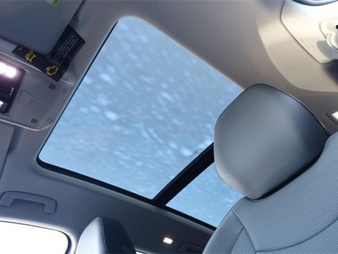 New 2025 Volkswagen Tiguan SE image 8