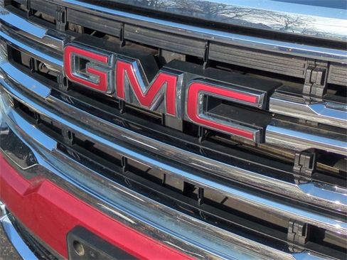 Used 2023 GMC Acadia SLT image 32