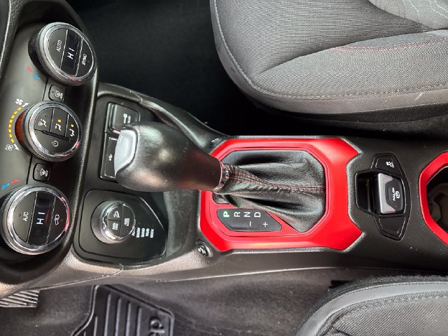 Used 2017 Jeep Renegade Trailhawk w/ Popular Equipment Group AWD/4WD image 14