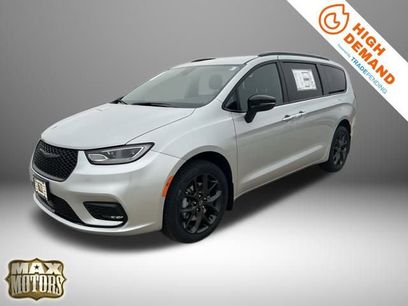 New 2026 Chrysler Pacifica Select
