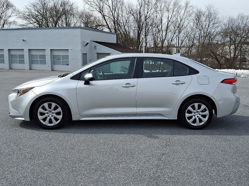 Used 2025 Toyota Corolla LE FWD image 4