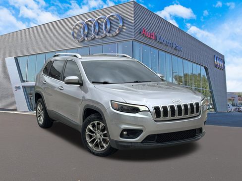 Used 2019 Jeep Cherokee Latitude Plus FWD image 1