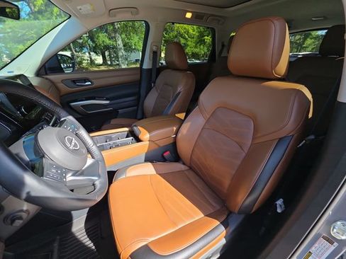 Used 2024 Nissan Pathfinder Platinum FWD image 11