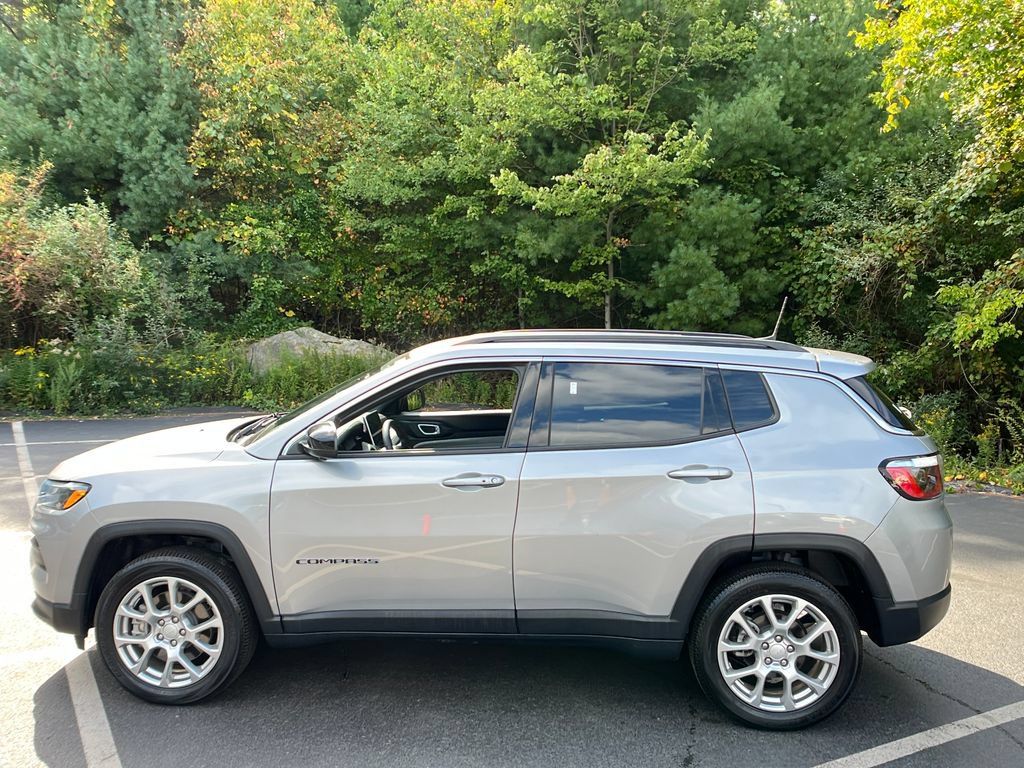 Used 2023 Jeep Compass Latitude AWD/4WD image 2