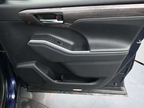 Used 2021 Toyota Highlander Limited image 30