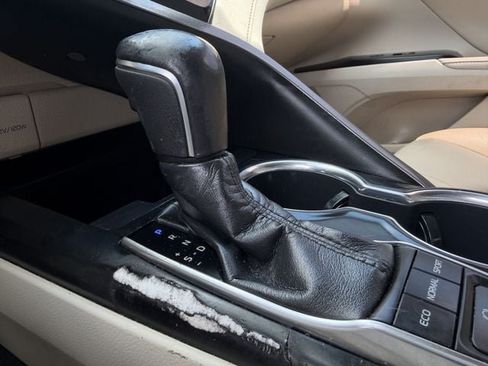 Used 2020 Toyota Camry XLE FWD image 19