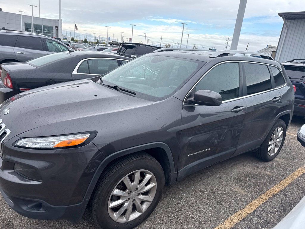 Used 2017 Jeep Cherokee Limited w/ Luxury Group AWD/4WD image 4
