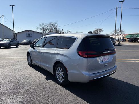 Used 2024 Chrysler Pacifica Touring-L image 21