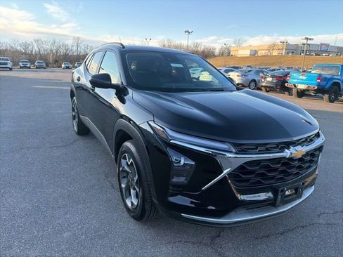 Used 2025 Chevrolet Trax LT w/ LT Convenience Package image 6