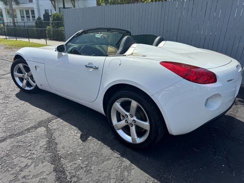 Used 2007 Pontiac Solstice Convertible w/ Premium Package image 13