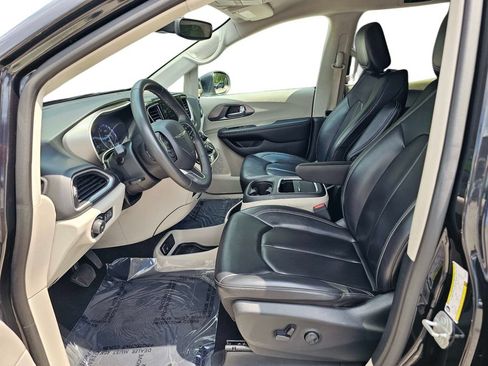 Used 2023 Chrysler Pacifica Touring-L FWD image 24