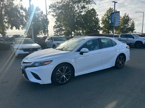 Used 2019 Toyota Camry SE FWD image 5