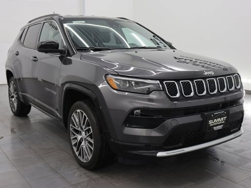 Used 2023 Jeep Compass Limited w/ Elite Group AWD/4WD image 2