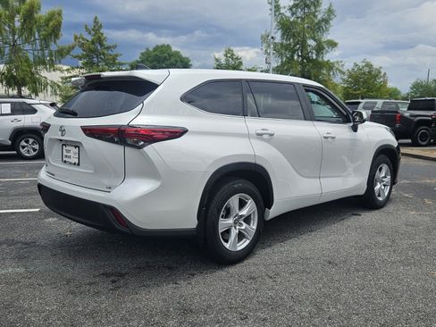 Used 2023 Toyota Highlander LE FWD image 5