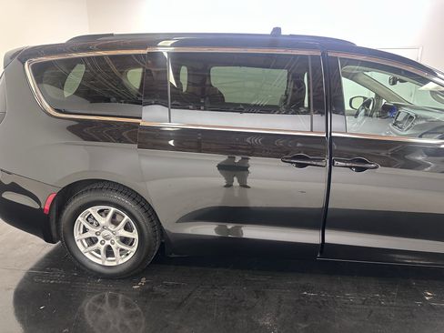 Used 2022 Chrysler Pacifica Touring-L image 46