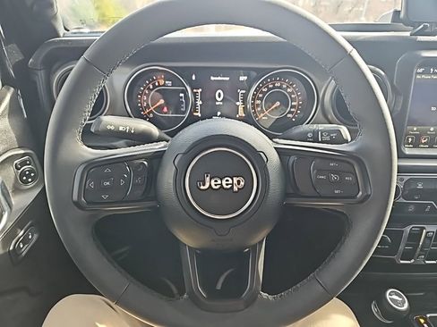 Used 2023 Jeep Gladiator Sport image 18
