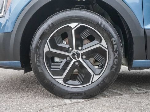 Certified 2025 Kia Niro EX FWD image 12